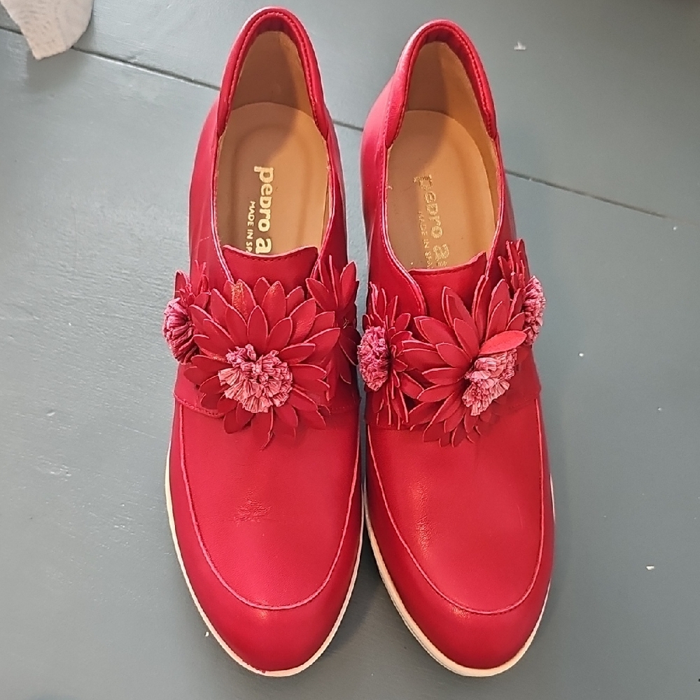Pedro Anton Red Floral Women's Wedge Shoes.‎ Size 38. 7.5